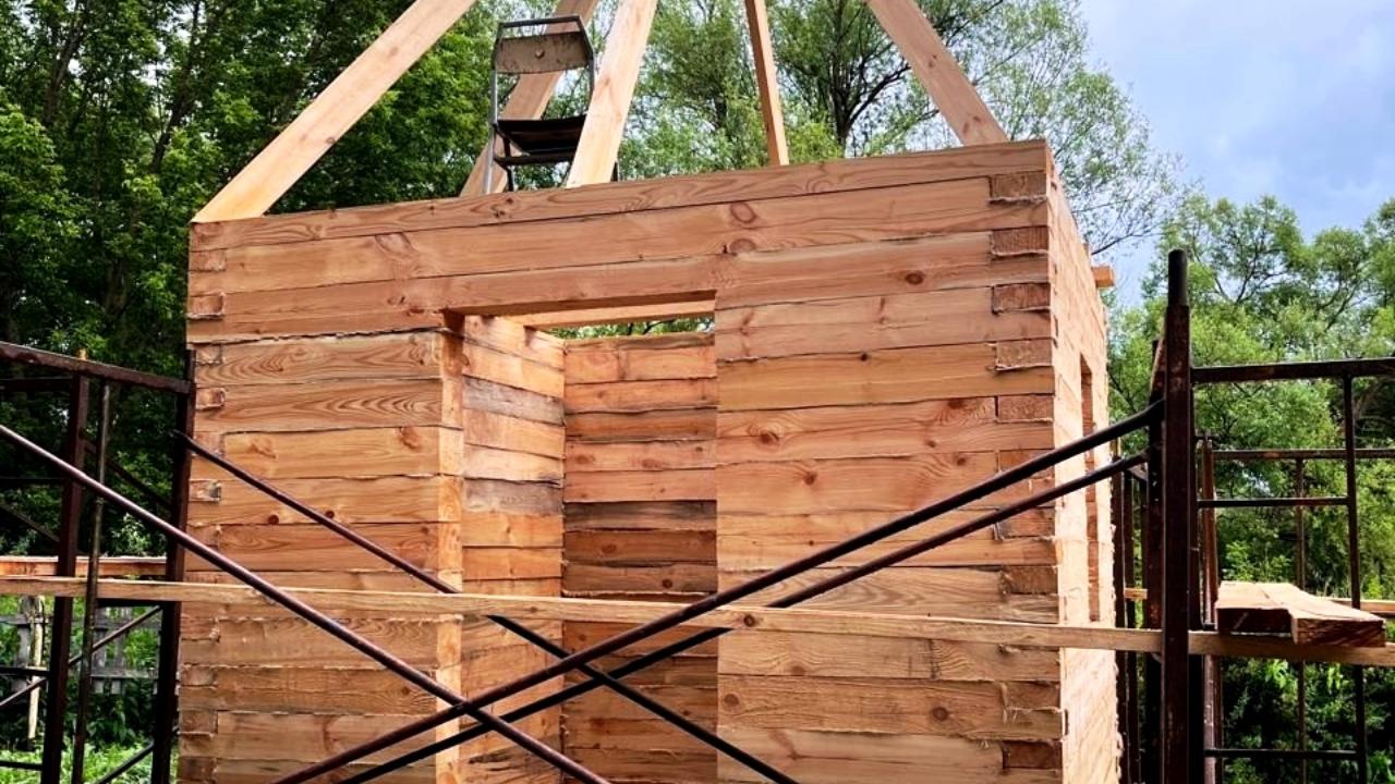 В Мордовии на часовне у святого источника сделали стены из бруса В Мордовии на часовне у святого источника сделали стены из бруса