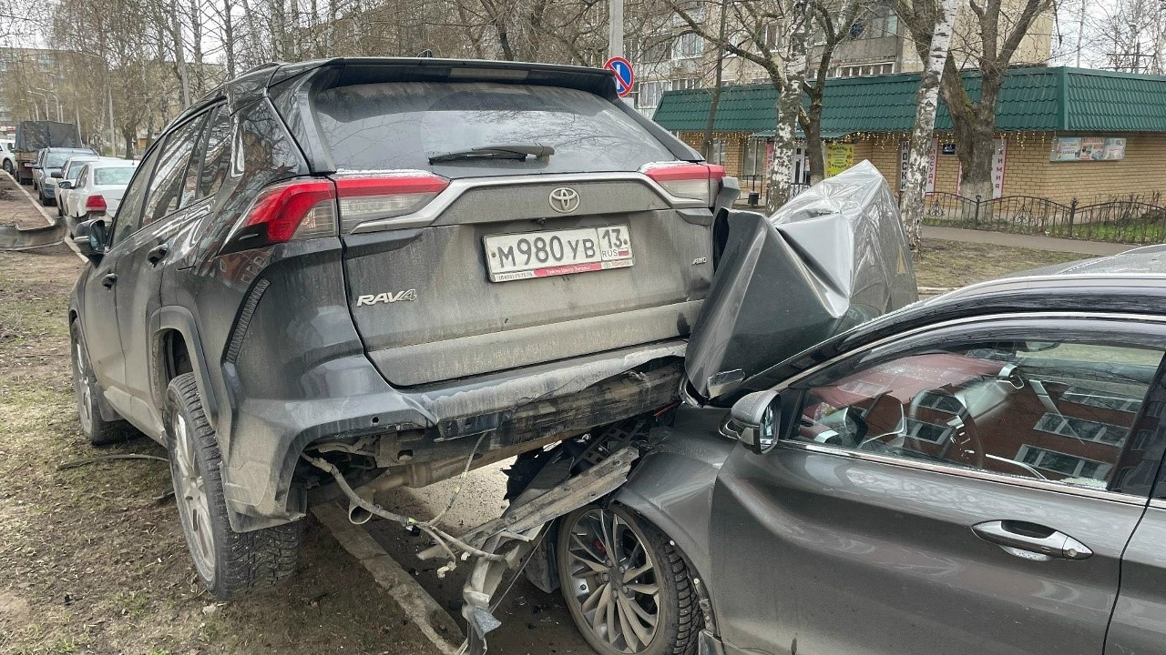 В Саранске пьяный на «Приоре» повредил три припаркованные машины