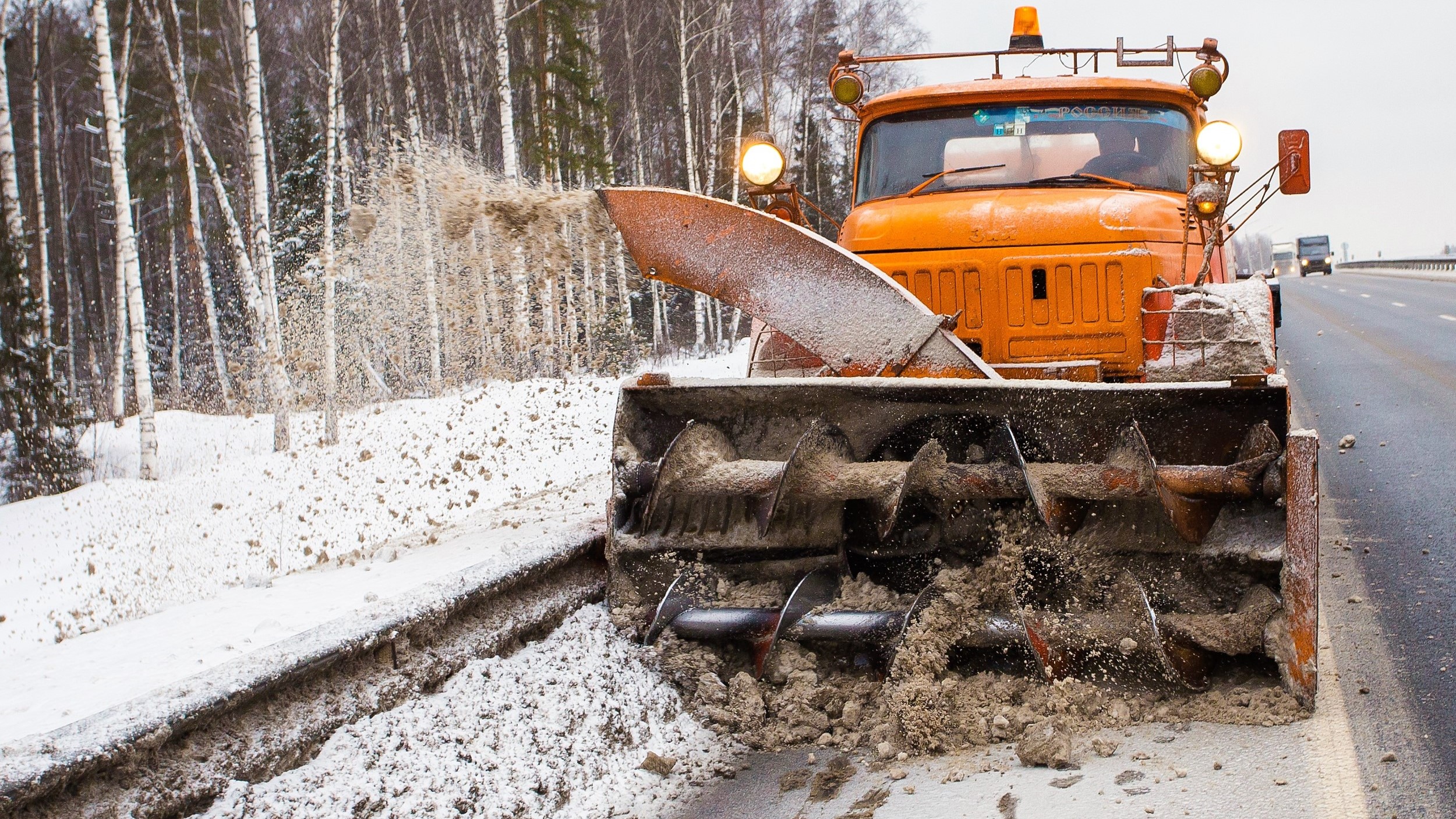 В Мордовии федеральные трассы чистят от снега круглосуточно