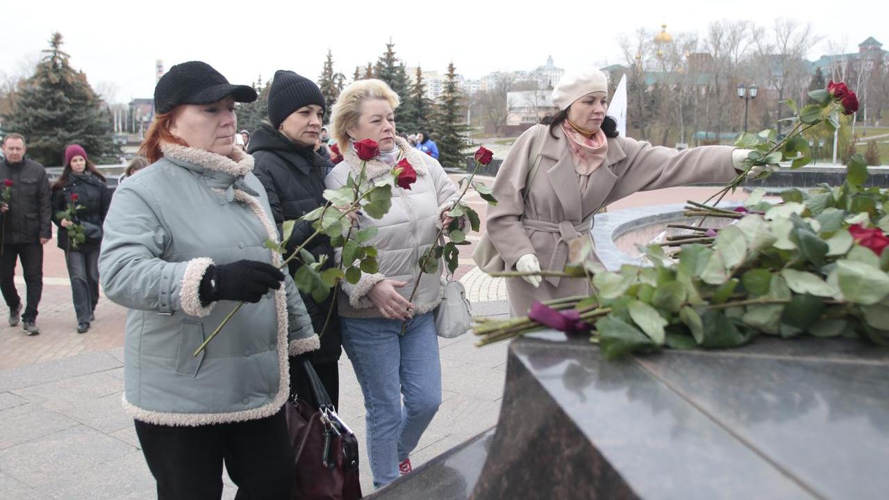 В Саранске возложили цветы к памятнику «Навеки с Россией»