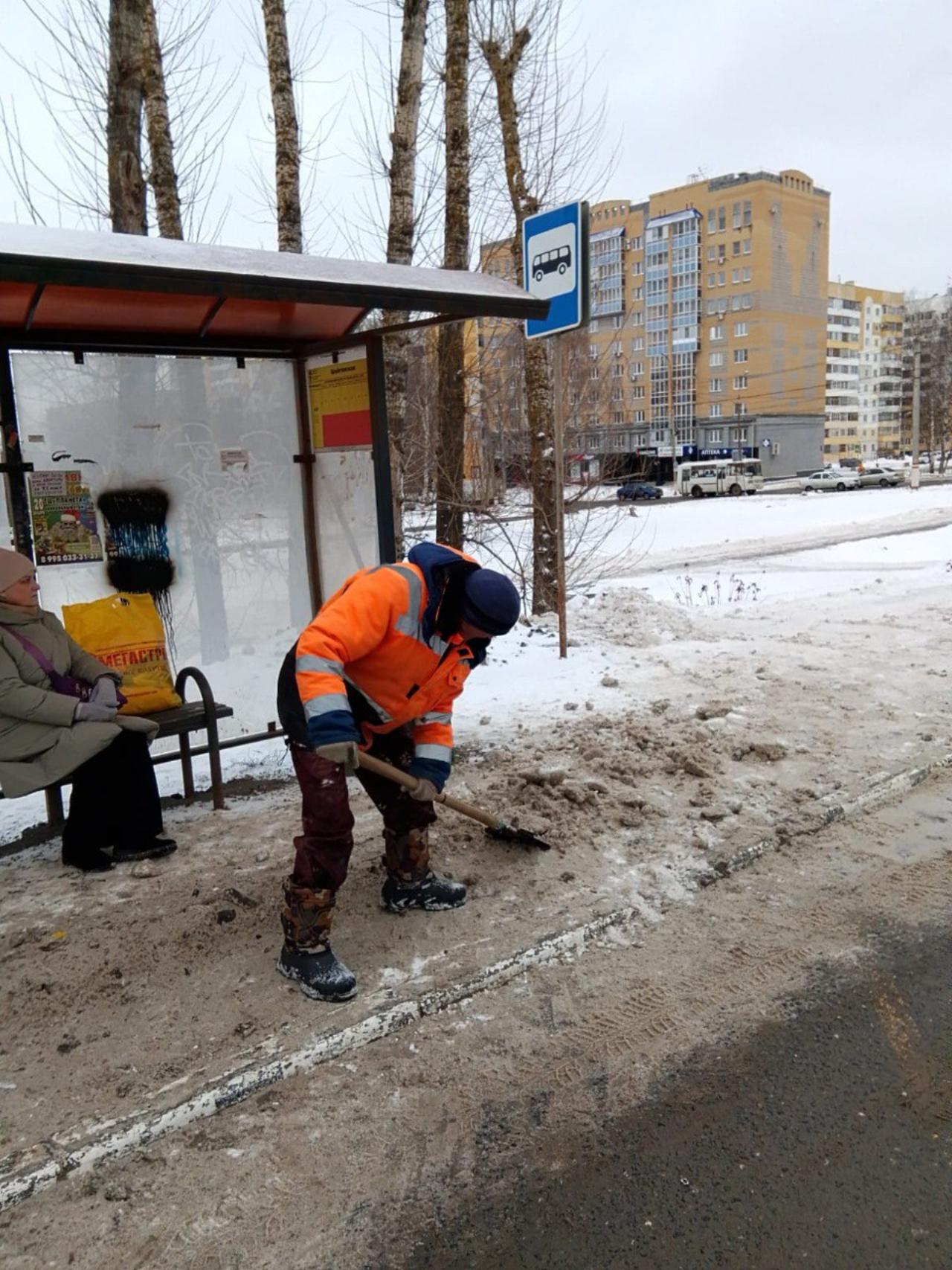 Коммунальщики Саранска очищают остановки от наледи