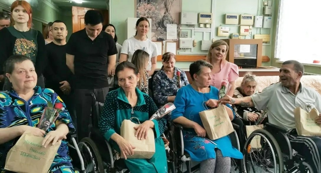 Куличи, цветы и песни: волонтеры Сбера подарили праздник подопечным Козловского дома-интерната