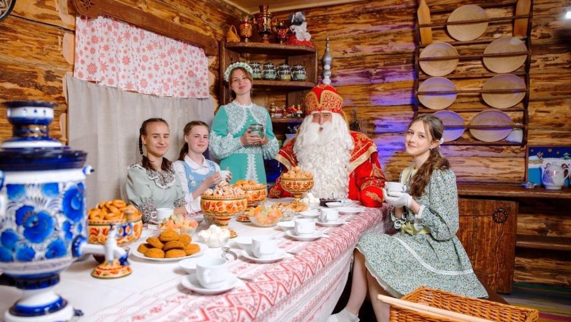 Расскажи, Снегурочка: в России вновь заработала горячая линия Деда Мороза и его помощников