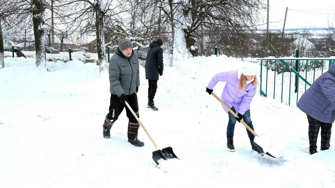 Школьники Рузаевки вышли на борьбу со снегопадом