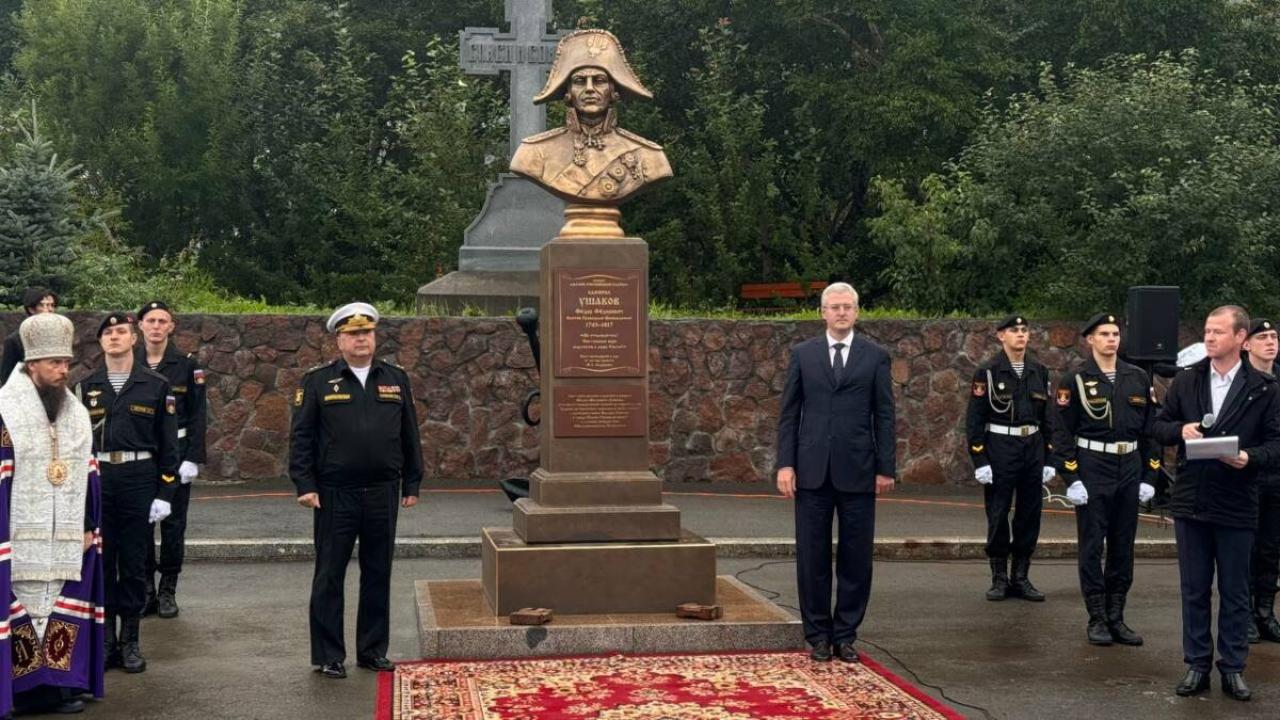 На Камчатке установили бюст адмиралу Фёдору Ушакову На Камчатке установили бюст адмиралу Фёдору Ушакову