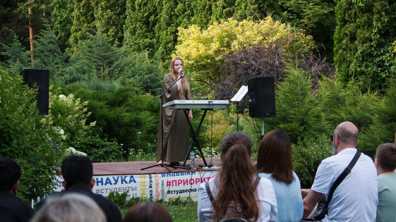 Мария Баркина спела в Ботсаду Саранска о цветах и надеждах