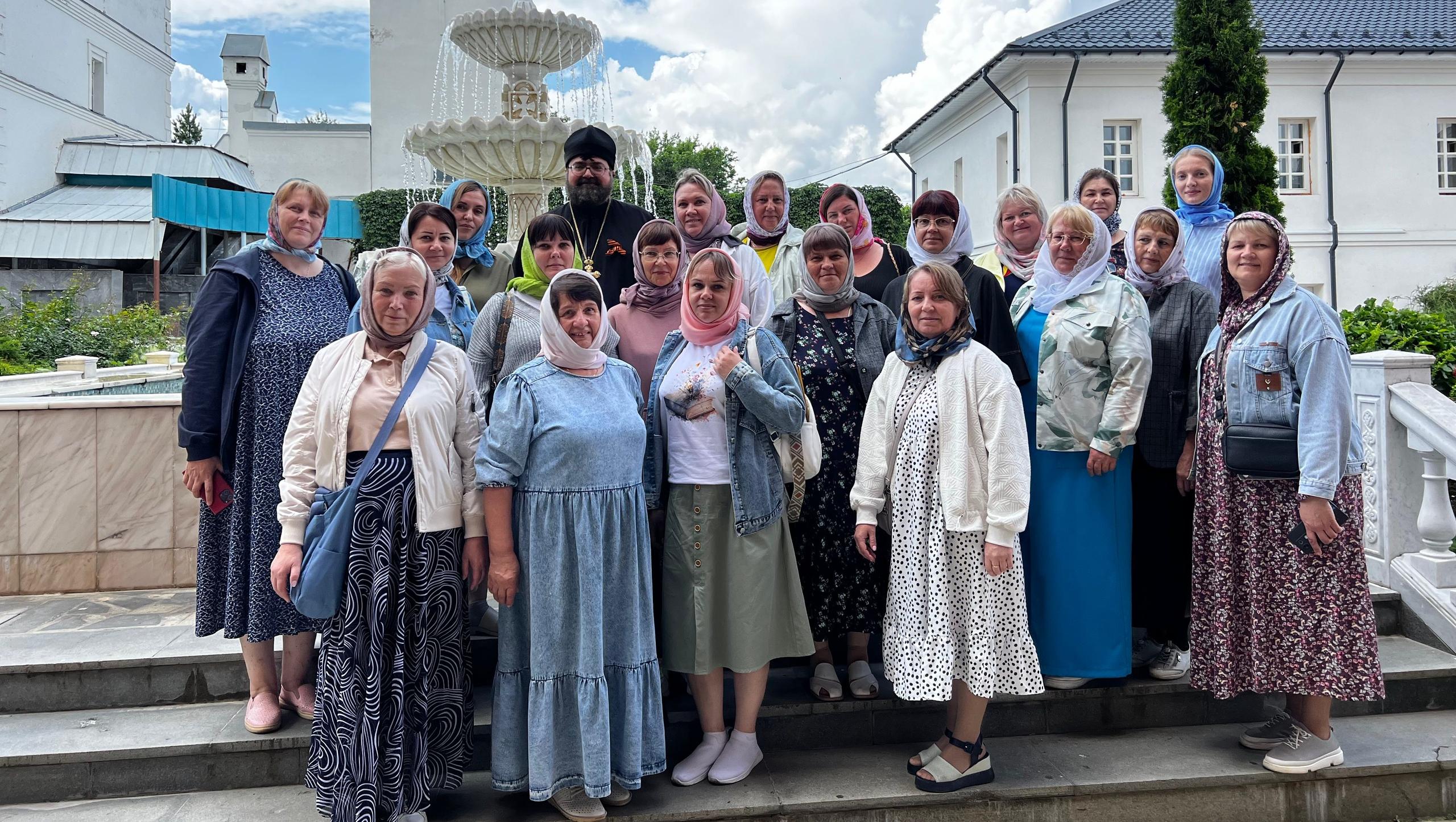 В Мордовии педагоги Чамзинского лицея совершили паломническую поездку по святым местам В Мордовии педагоги Чамзинского лицея совершили паломническую поездку по святым местам