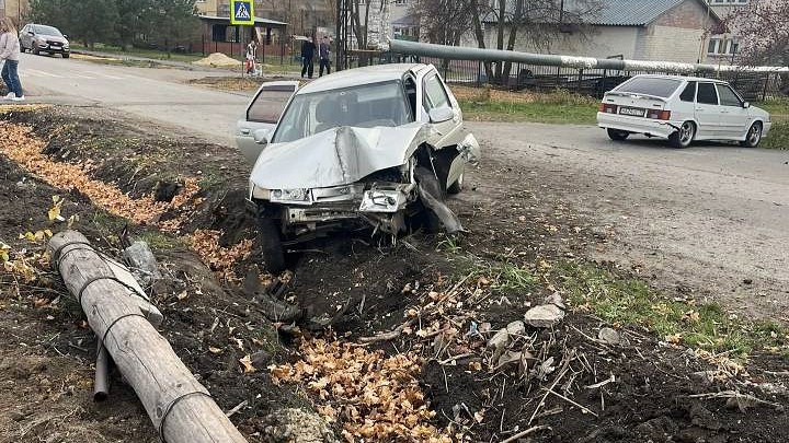 В Мордовии водитель «двенашки» протаранил столб и погиб