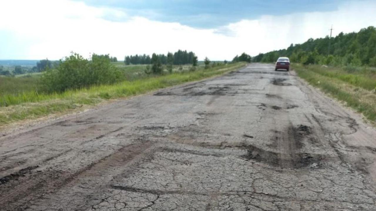 В Мордовии большегрузы разбили сельскую дорогу
