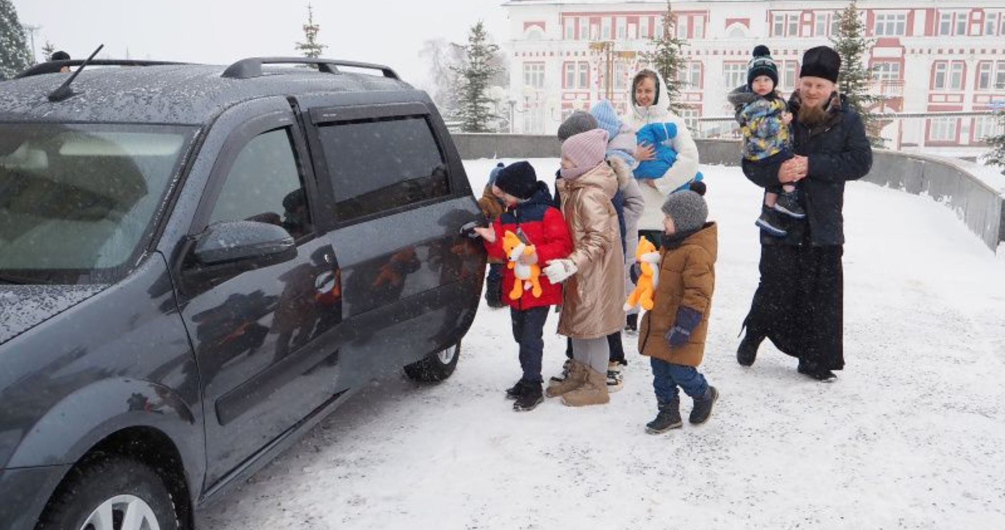 Многодетному священнику в Мордовии подарили машину 