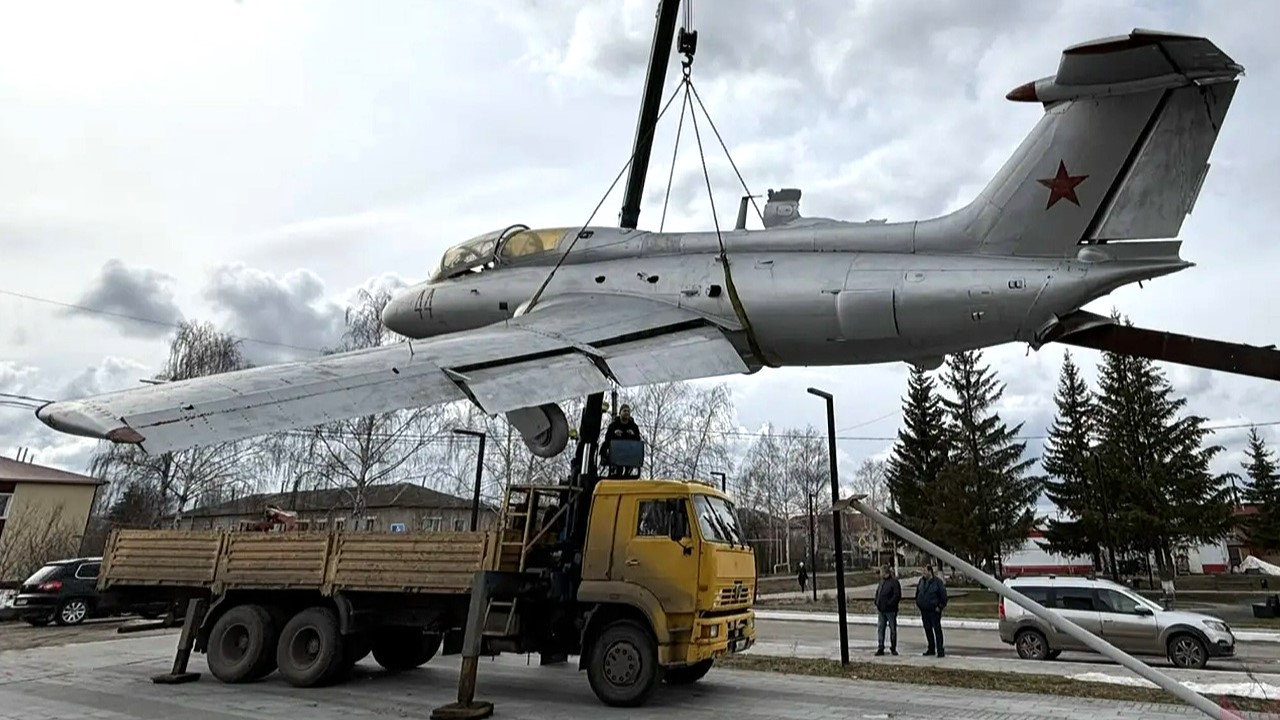 В Ардатове восстанавливают постамент с реактивным самолётом Л-29