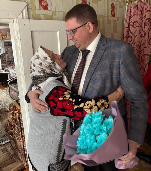 Глава Атяшевского района поздравил с юбилеем троих долгожителей Глава Атяшевского района поздравил с юбилеем троих долгожителей