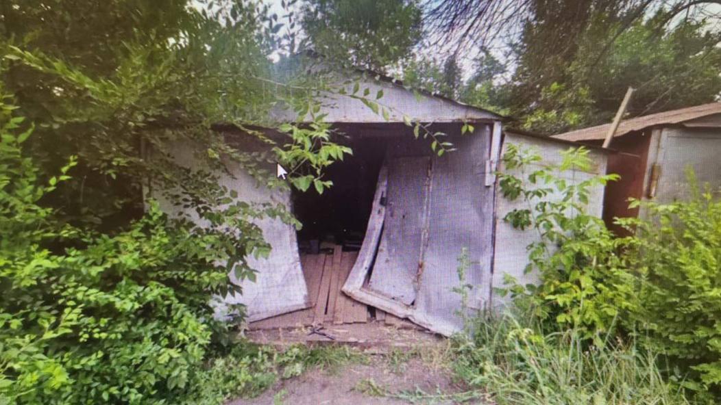 Лихач в Саранске снёс ворота чужого гаража