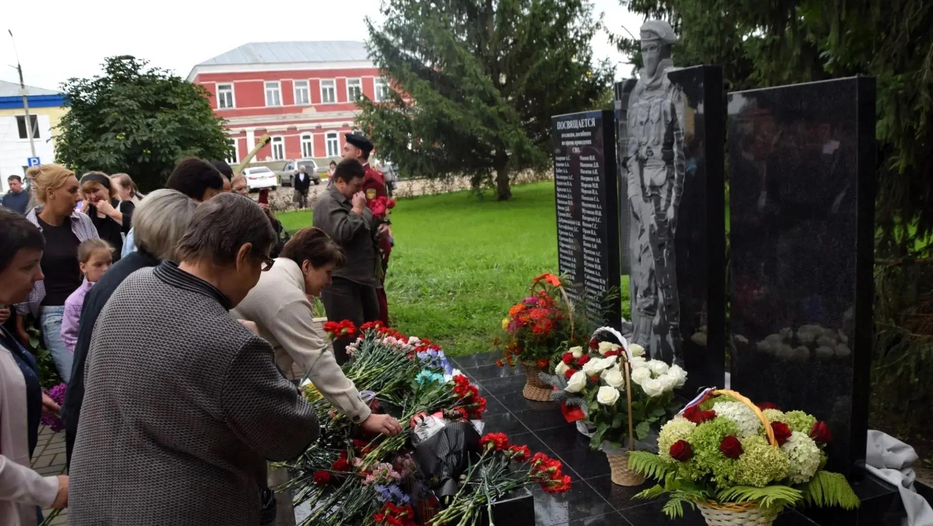 В Мордовии отдают дань памяти героям СВО — открываются новые мемориалы