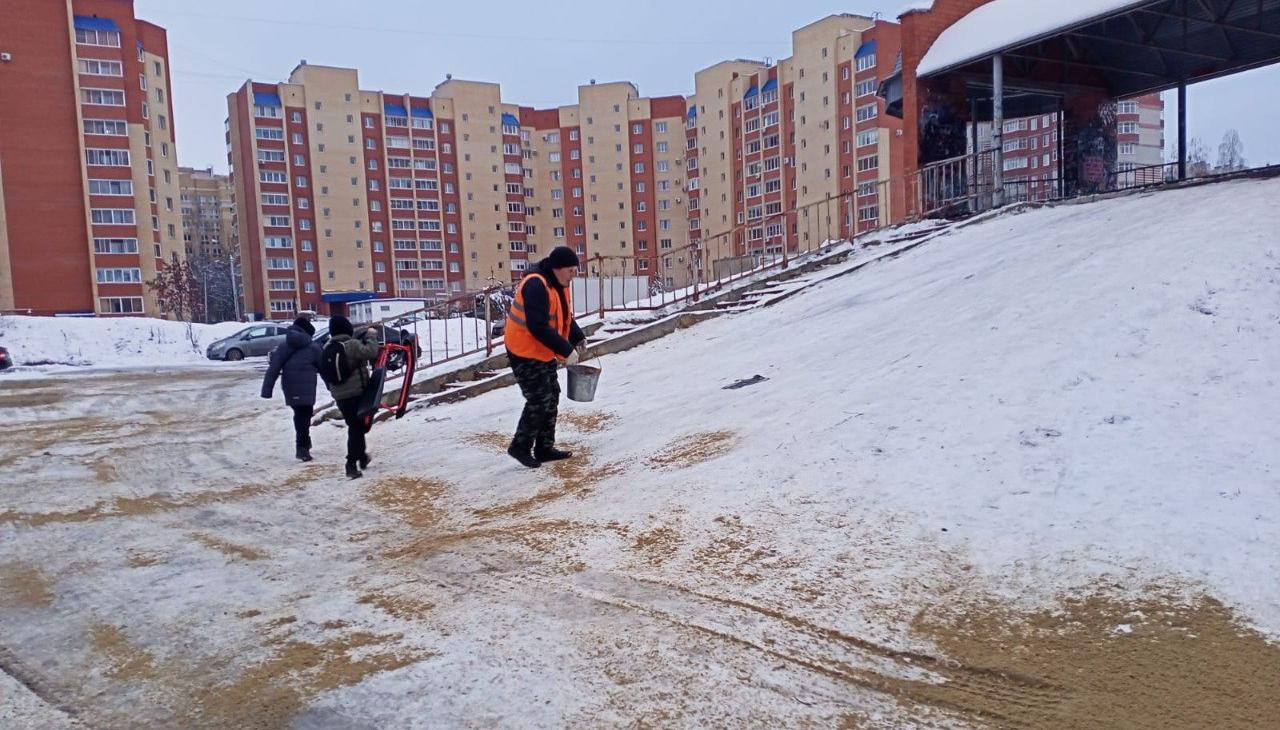 Травмоопасные горки в Саранске посыпали песком