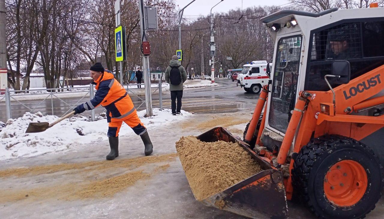Чистят ливнёвки и сыпят на дороги песко-соляную смесь коммунальщики Саранска Чистят ливнёвки и сыпят на дороги песко-соляную смесь коммунальщики Саранска