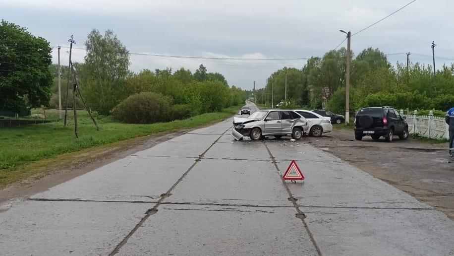 В Инсаре водитель «четырнадцатой» пошел на обгон и устроил тройное ДТП В Инсаре водитель «четырнадцатой» пошел на обгон и устроил тройное ДТП