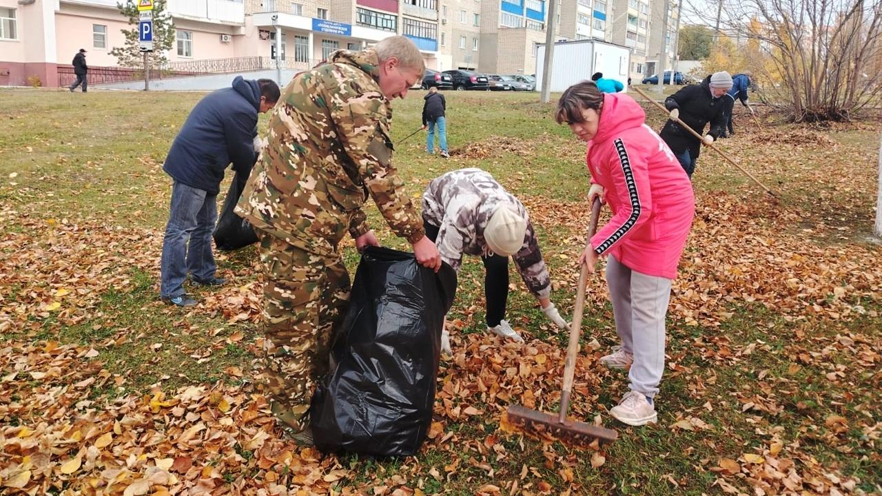 Чиновники Саранска взялись за грабли и мётлы Чиновники Саранска взялись за грабли и мётлы