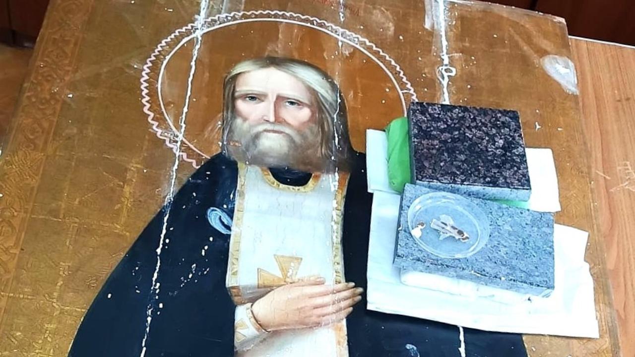 В Мордовии реставрируют старинную икону Серафима Саровского