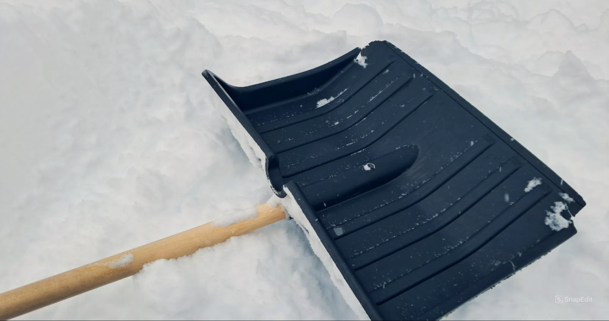 Россиянам предложили снизить коммуналку за помощь с уборкой снега 