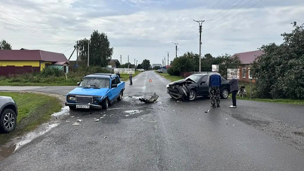 В Мордовии столкнулись «Ниссан» и «семёрка»