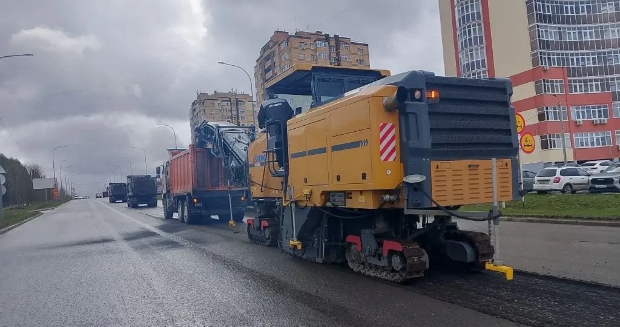 На улице Победы начали укладывать новый асфальт 