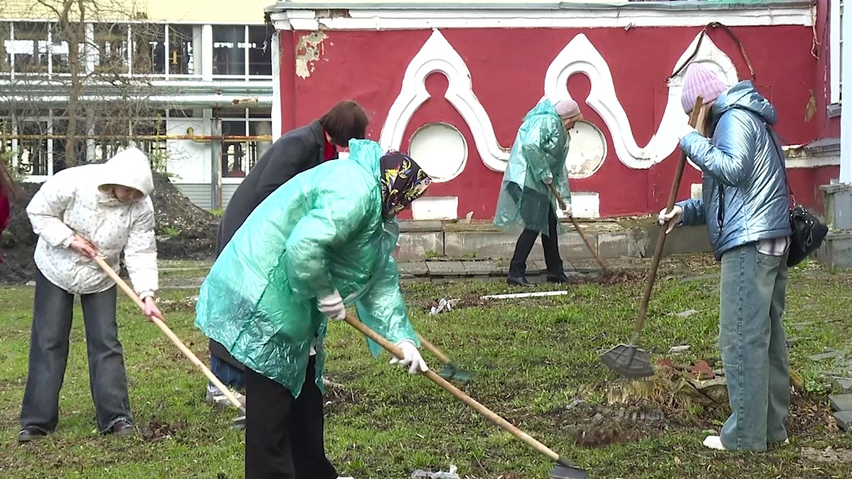 В Саранске территорию храма очистили от мусора