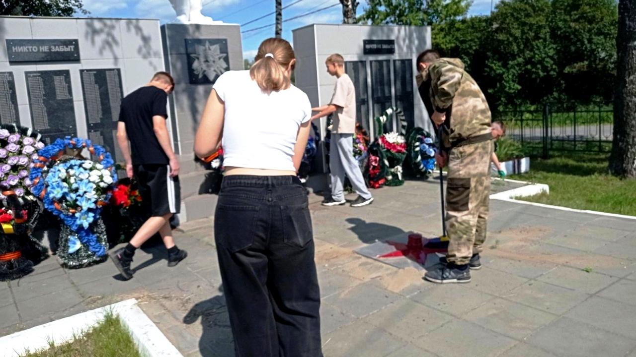 Школьники Теньгушева привели в порядок памятные места. Школьники Теньгушева привели в порядок памятные места.