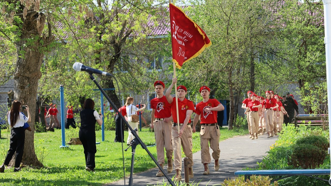 В Комсомольском прошёл «Парад у дома ветерана»