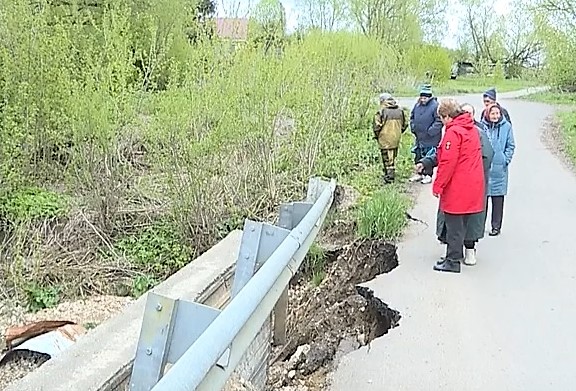 В мордовском селе после паводка разваливается мост