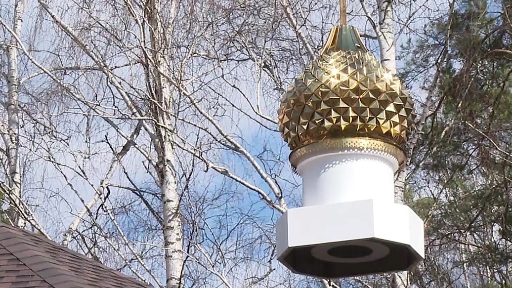 В Мордовии на строящийся храм подняли купол с крестом