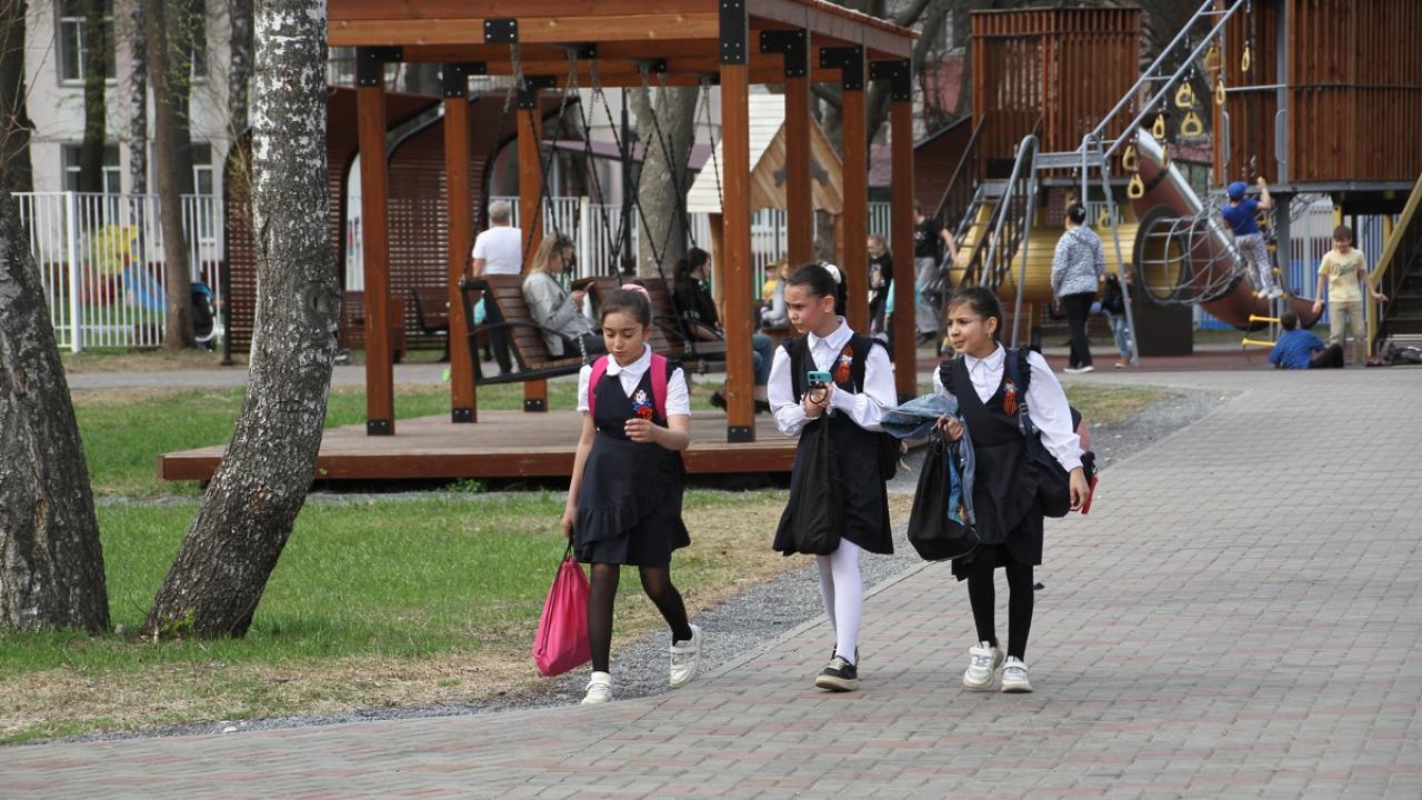 Школьникам запретят пользоваться телефонами на уроках
