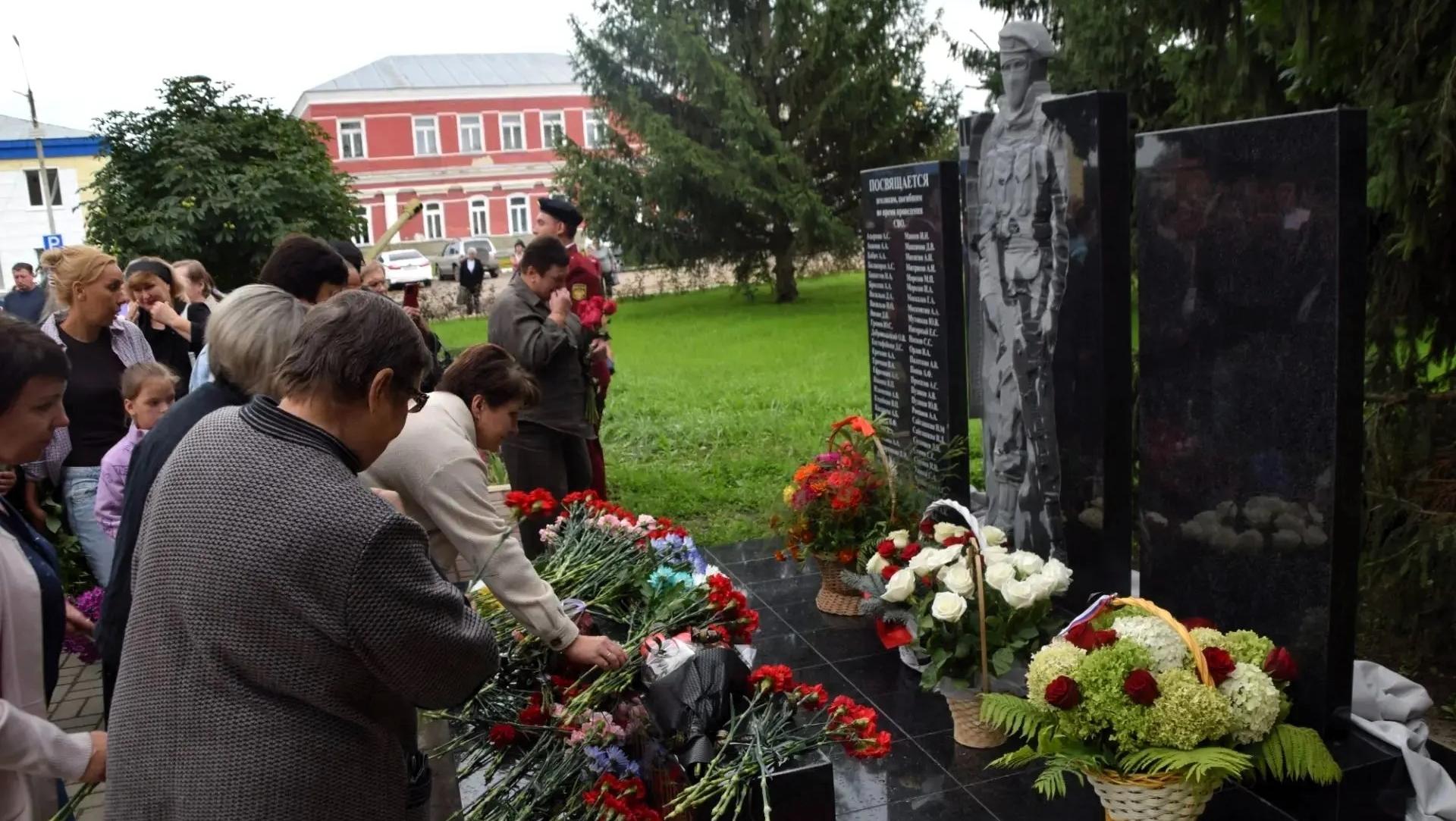 В Мордовии отдают дань памяти героям СВО — открываются новые мемориалы