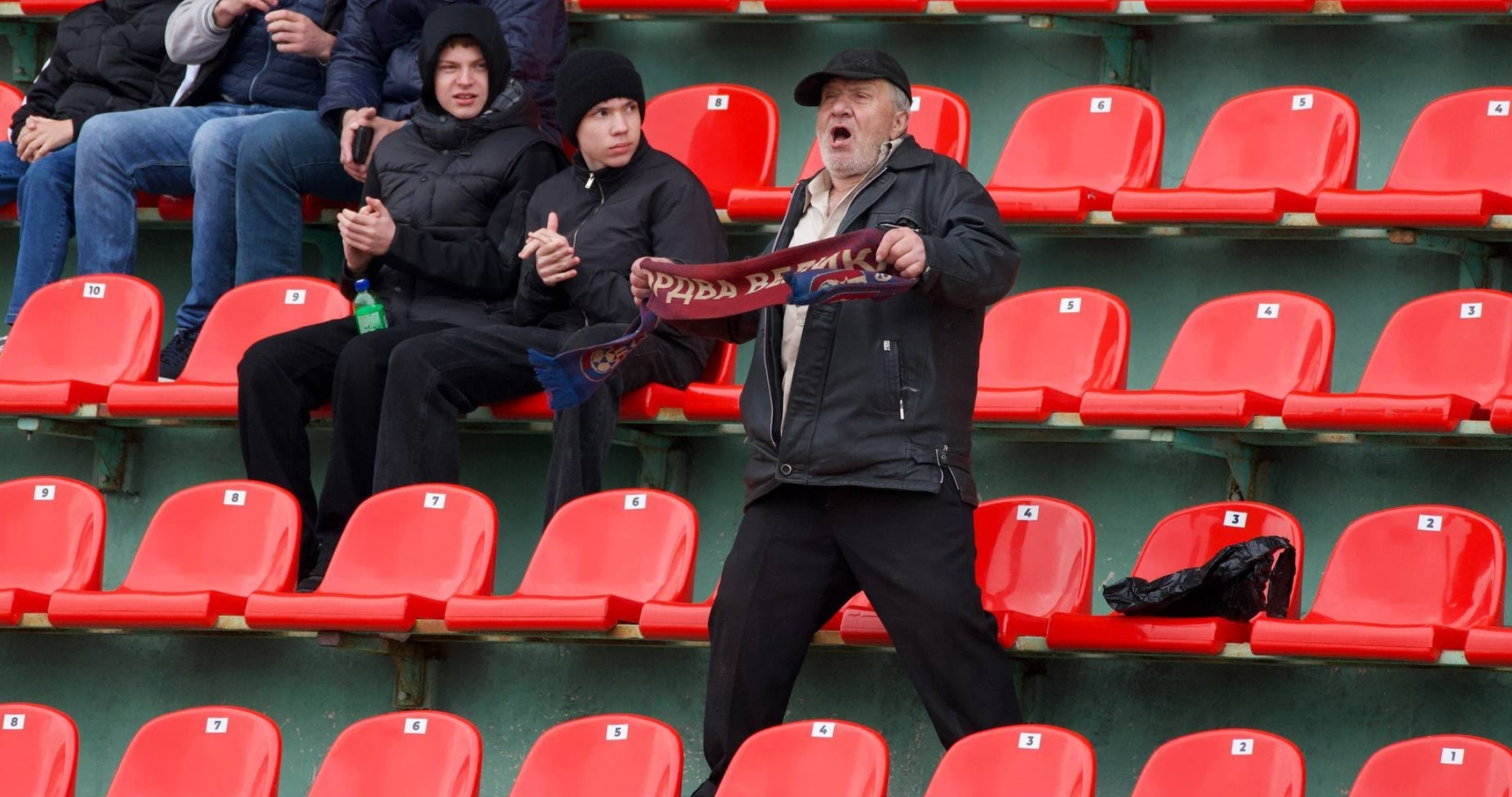 В Саранске легендарный болельщик Витёк пришёл поддержать ФК «Шумбрат» 