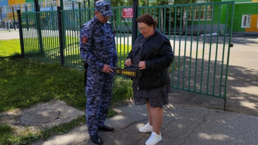 Росгвардейцы и полицейские обеспечили безопасность последних звонков в Мордовии Росгвардейцы и полицейские обеспечили безопасность последних звонков в Мордовии