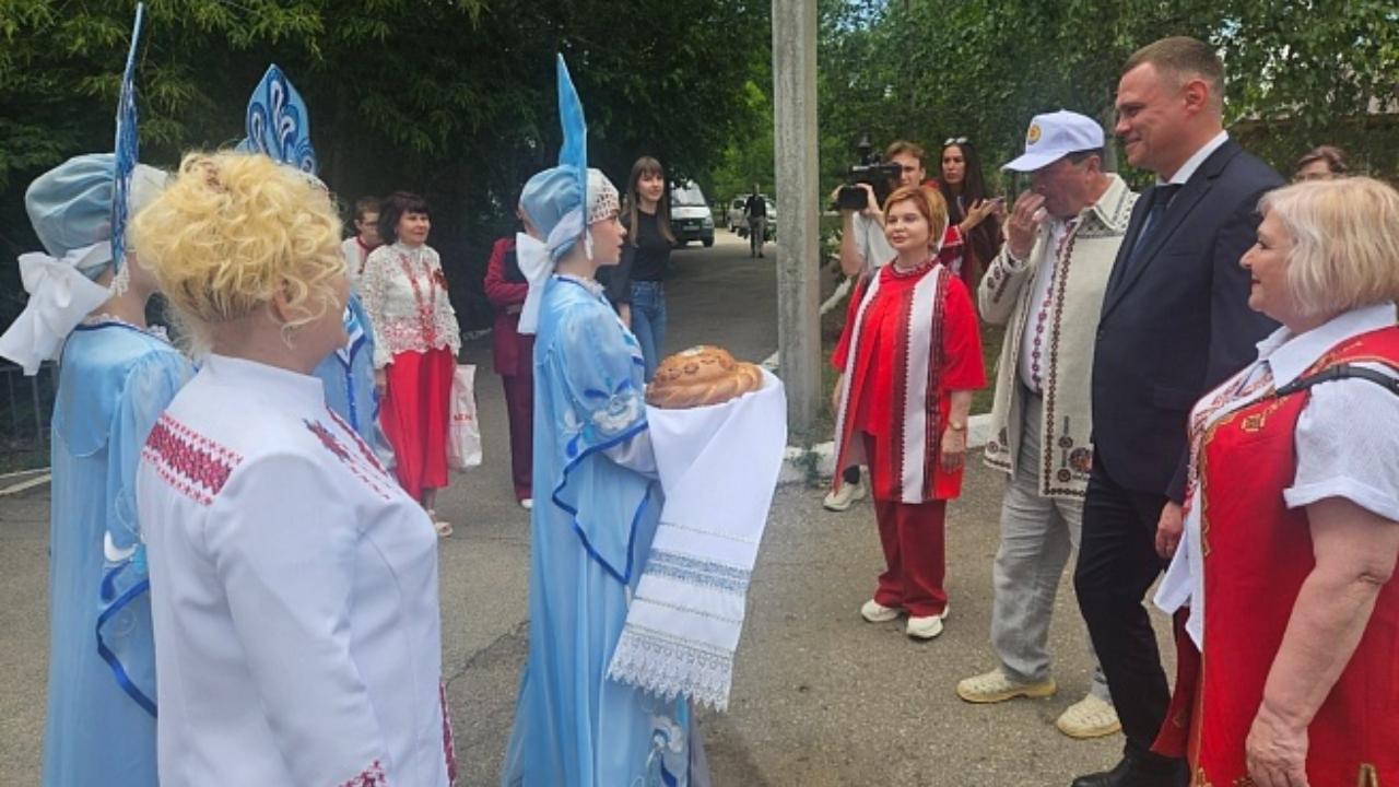 Гостей из региона-13 приветствовала мордовская диаспора Саратова Гостей из региона-13 приветствовала мордовская диаспора Саратова