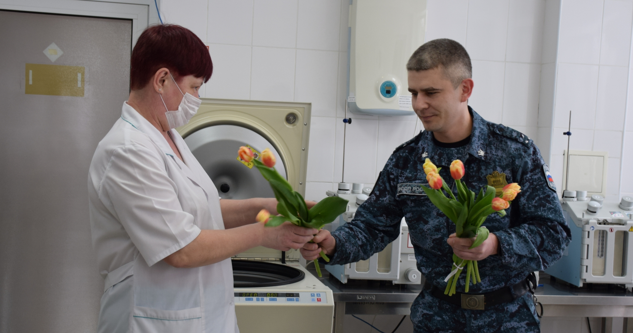 Приставы в Мордовии дарили цветы и делились кровью 