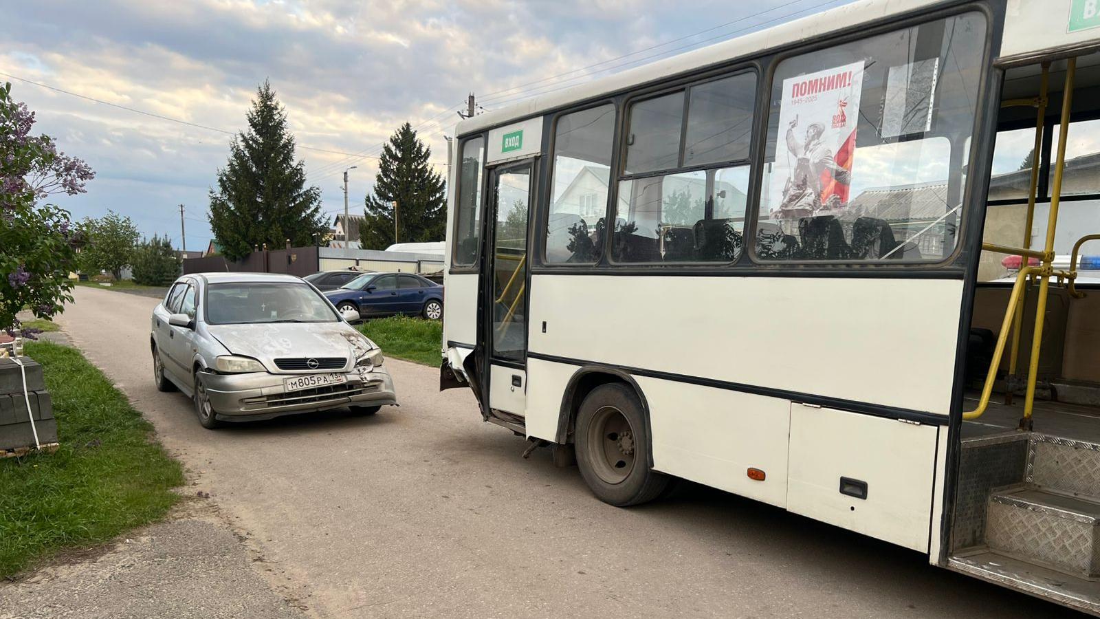 В Мордовии иномарка врезалась в «ПАЗик» в День Победы В Мордовии иномарка врезалась в «ПАЗик» в День Победы
