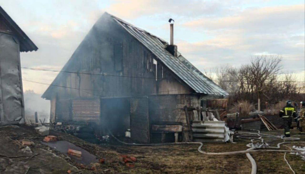 Вслед за баней загорелся гараж в Новоселках