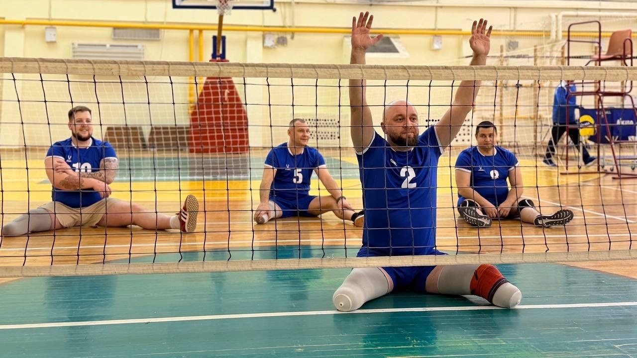 В Саранске ветераны СВО осваивают волейбол сидя