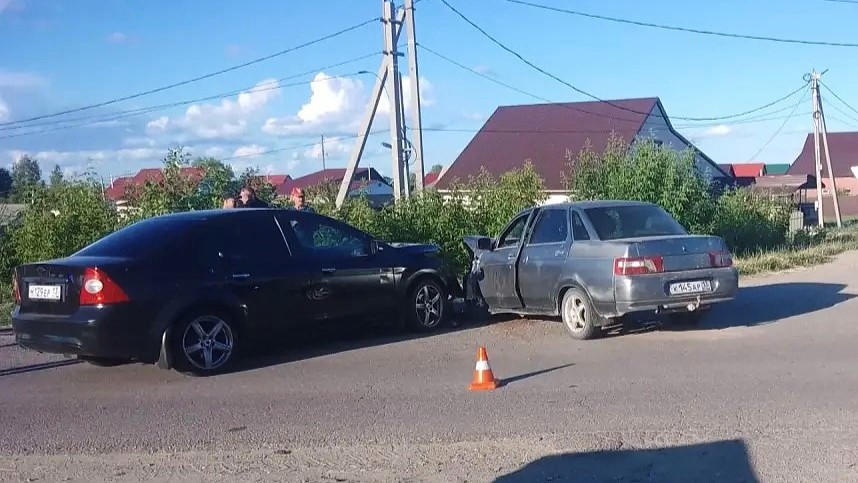 В Мордовии столкнулись «десятка» и «Форд»: водитель в больнице