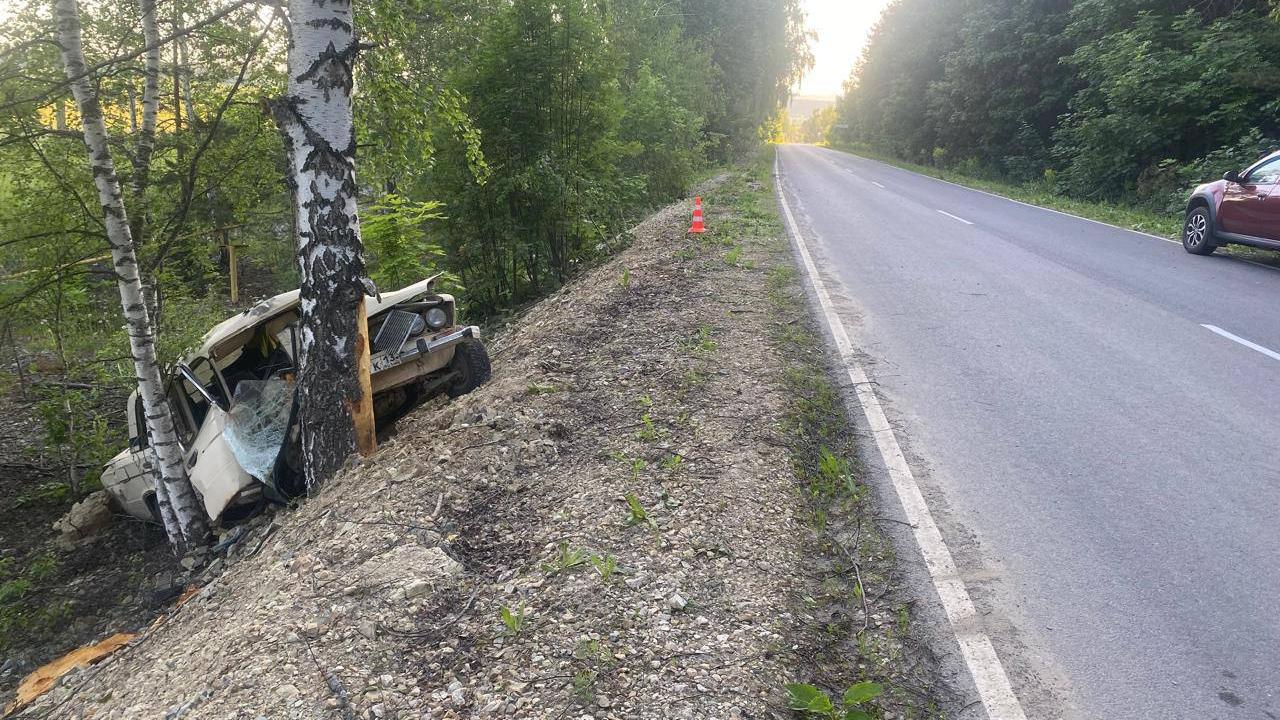 В Мордовии водитель «шестёрки» улетел с трассы и врезался в берёзу В Мордовии водитель «шестёрки» улетел с трассы и врезался в берёзу