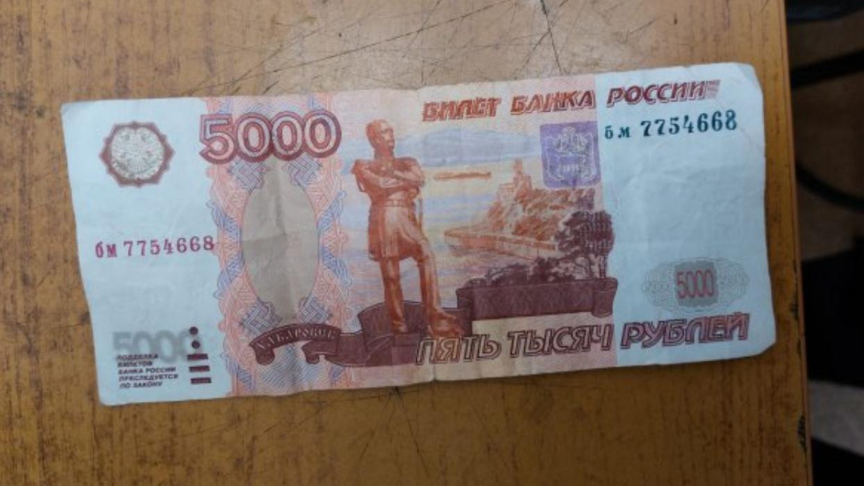Освободившийся из колонии житель Саранска сбывал поддельные «пятихатки»