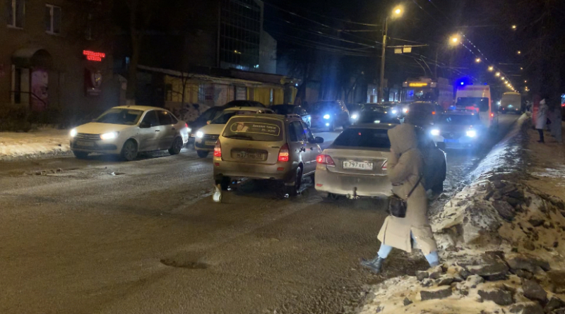 В Саранске попавшая под колеса такси девочка перебегала дорогу на красный свет