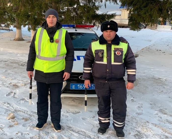 В Мордовии инспекторы ДПС помогли замерзающему дальнобойщику из Турции