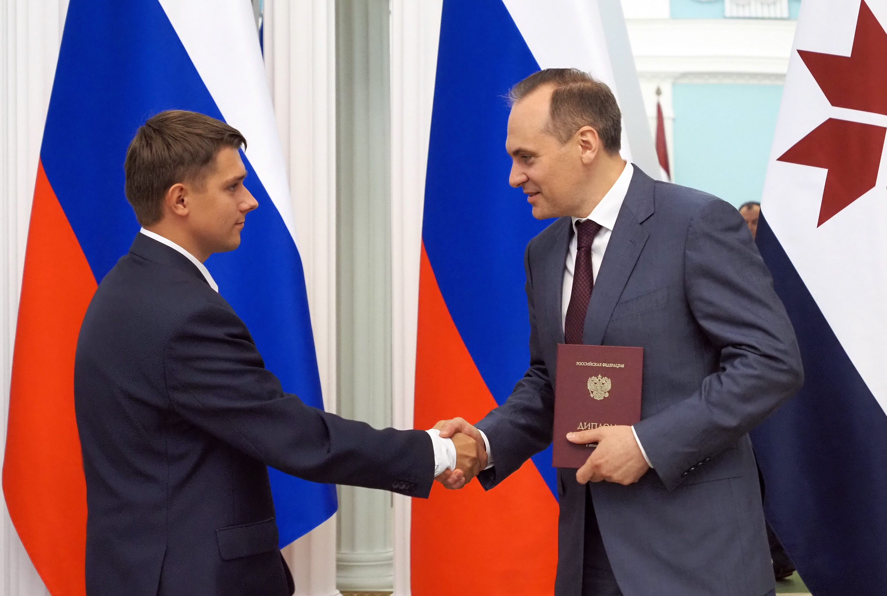Артём Здунов вручил красные дипломы выпускникам СПО