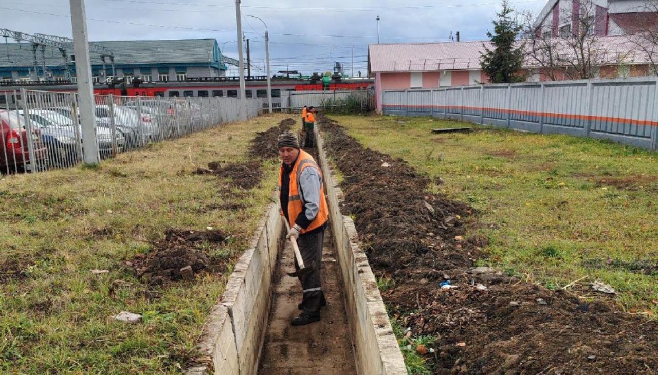 В Рузаевке расчищают водоотводные канавы