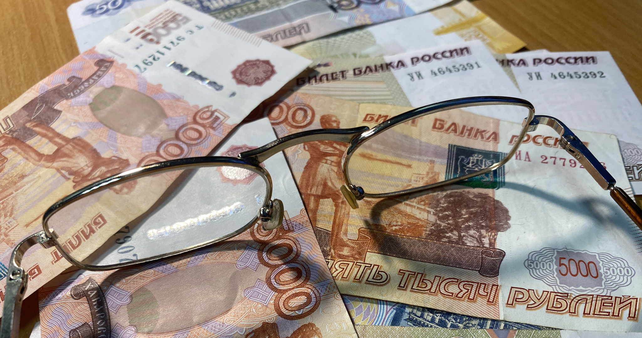 Чиновников предложили спасти от нищенской жизни 