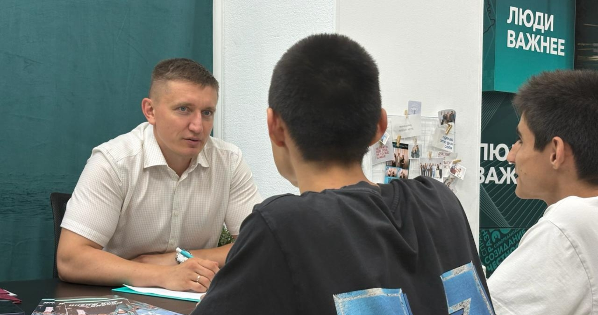 Кандидат в губернаторы от «Новых людей» Владислав Тулаев обсудил с жителями Саранска состояние дорог и тротуаров