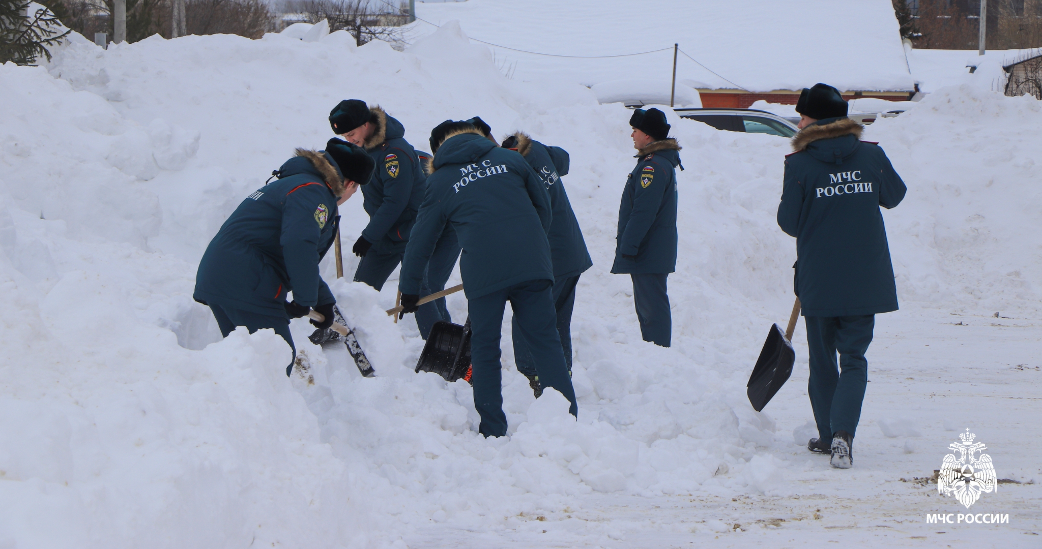 Пожарные в Саранске вышли на борьбу с сугробами 